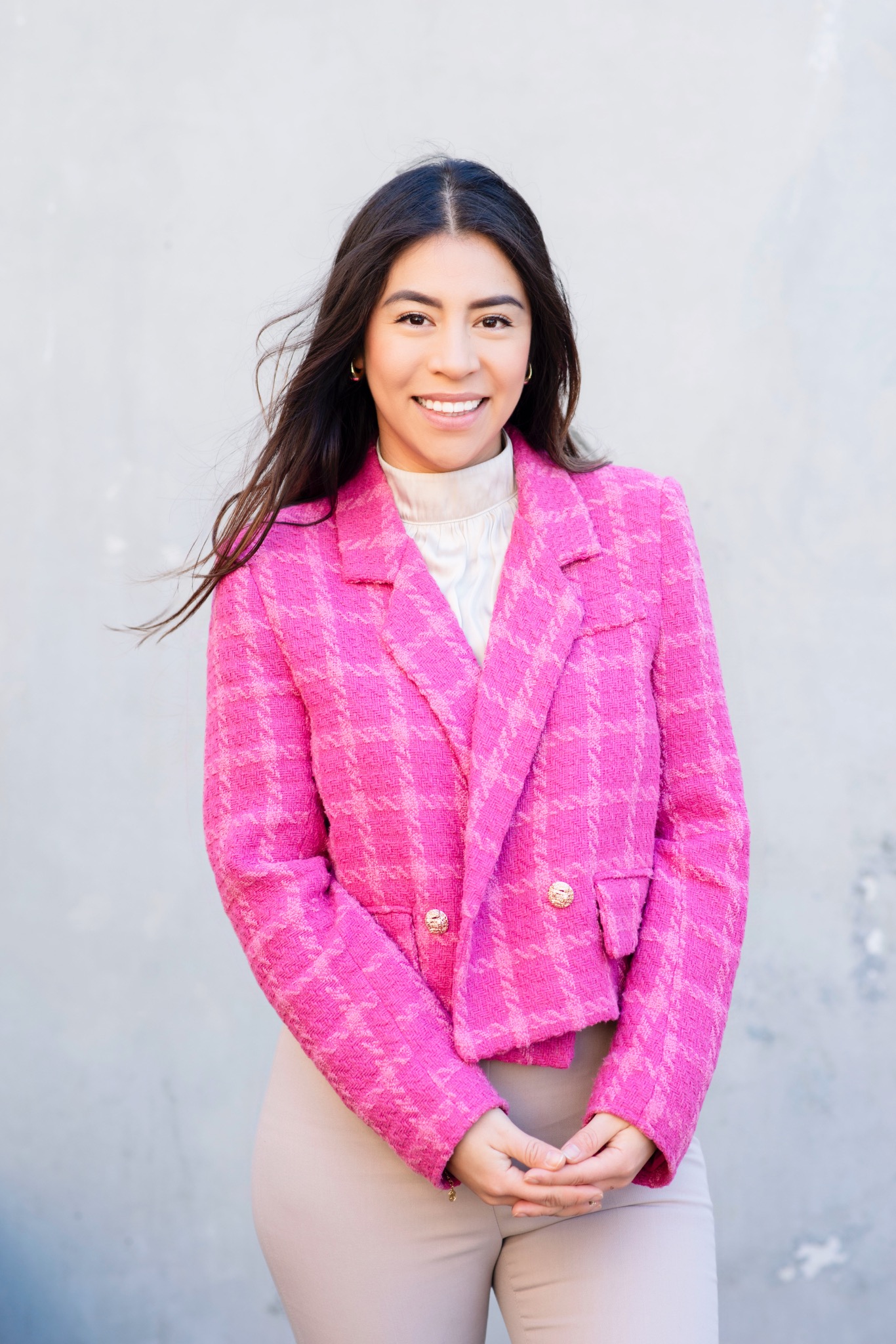 Caterin Saenz con blazer rosa